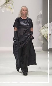 2.7_KMS-HAIR_Fashion Week_Thomas Puttick_Runway_blackdress_mobile